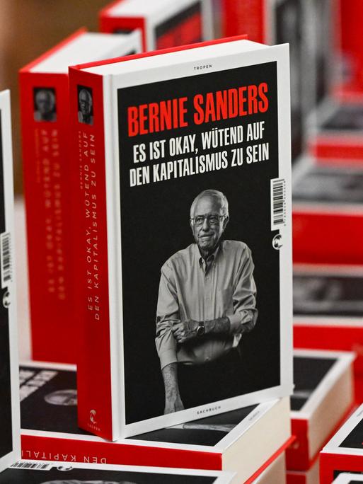 Bücher mit dem Titel "Es ist okay, wütend auf den Kapitalismus zu sein" des US-amerikanischen Politikers Bernie Sanders bei der Vorstellung im Haus der Kulturen der Welt in Berlin.