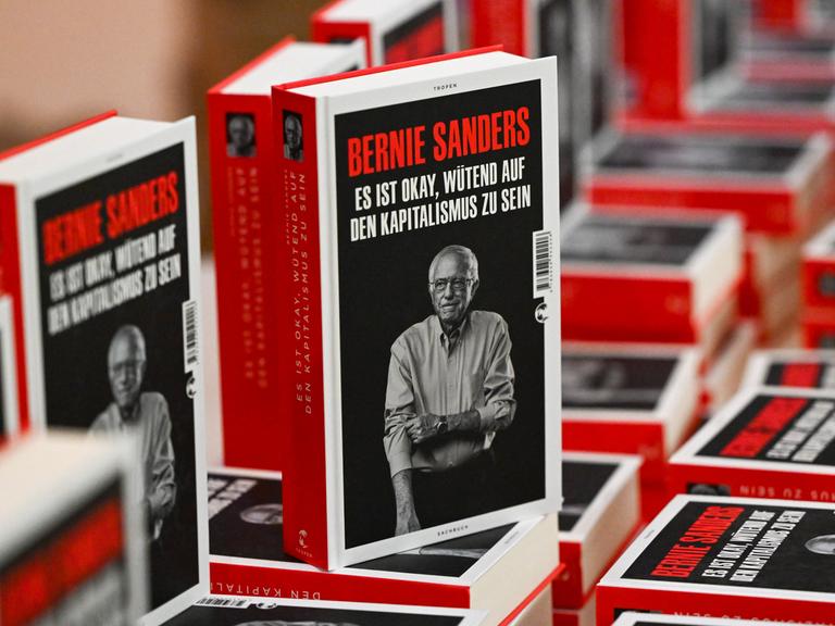 Bücher mit dem Titel "Es ist okay, wütend auf den Kapitalismus zu sein" des US-amerikanischen Politikers Bernie Sanders bei der Vorstellung im Haus der Kulturen der Welt in Berlin.