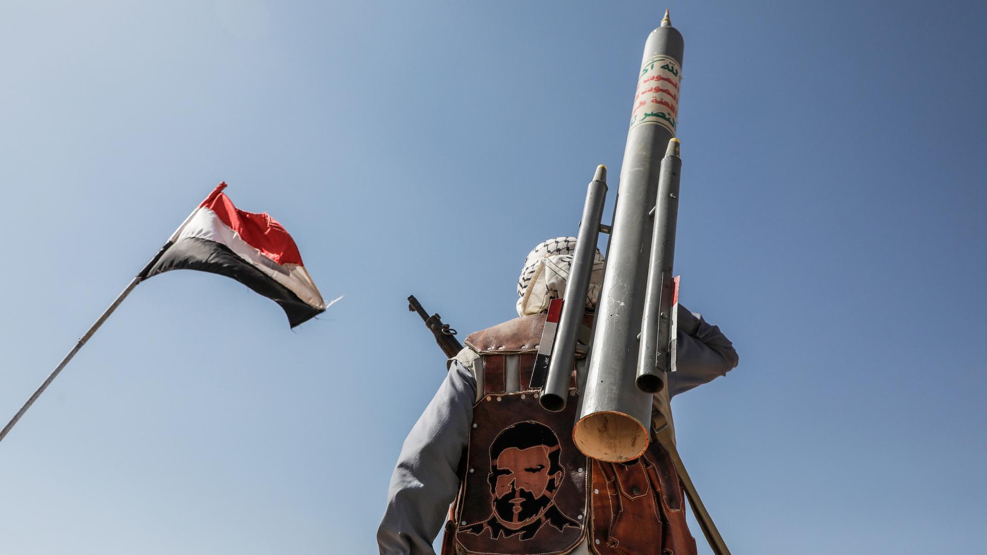 Bewaffnete Mitglieder der vom Iran unterstützten Huthi-Miliz nehmen an einer Demonstration gegen die USA und Israel teil. Bewaffnete Mitglieder der vom Iran unterstützten Huthi-Miliz nehmen an einer Demonstration gegen die USA und Israel teil.