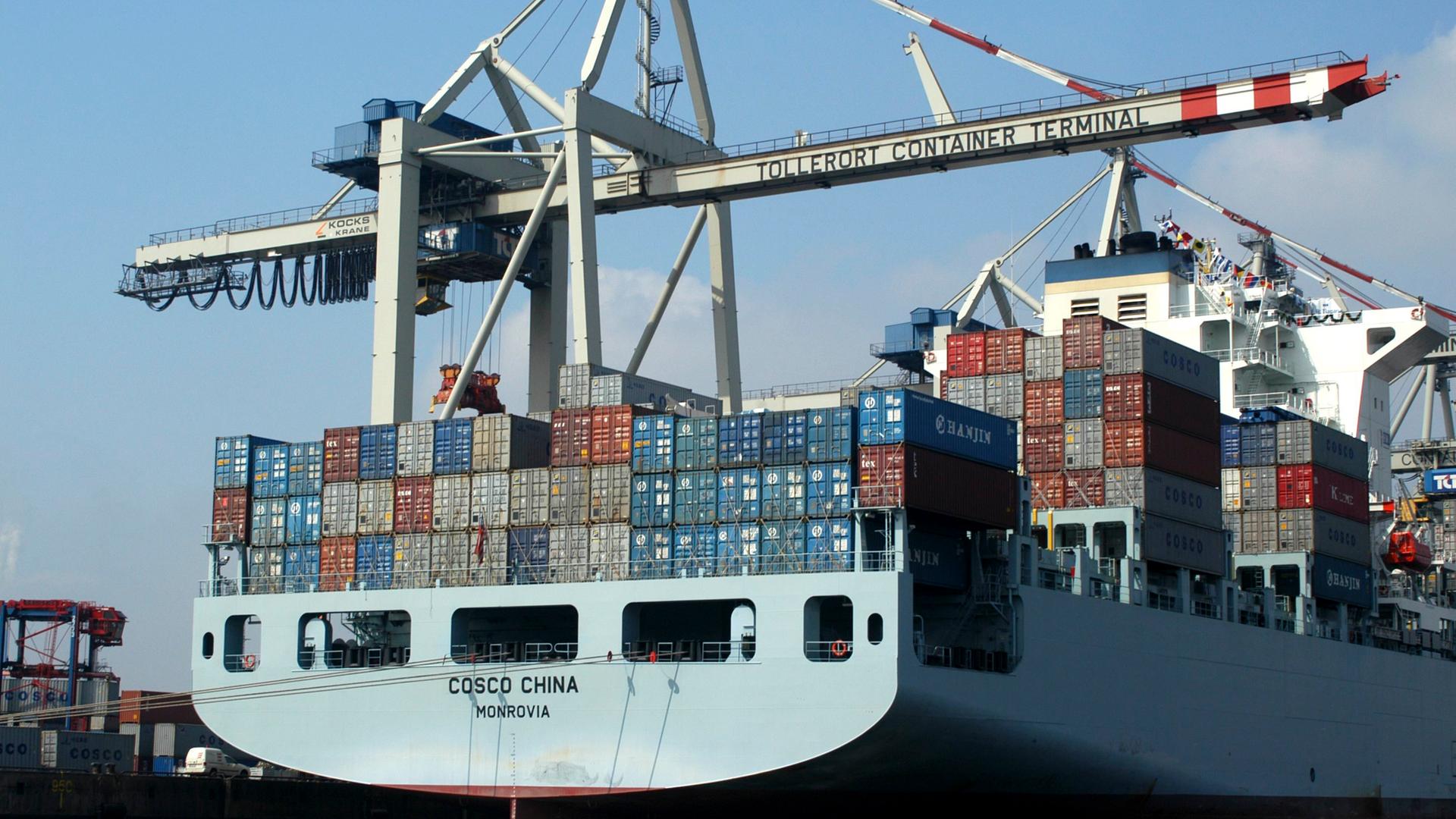 Ein Containerschiff von Cosco an einem Terminal im Hamburger Hafen.