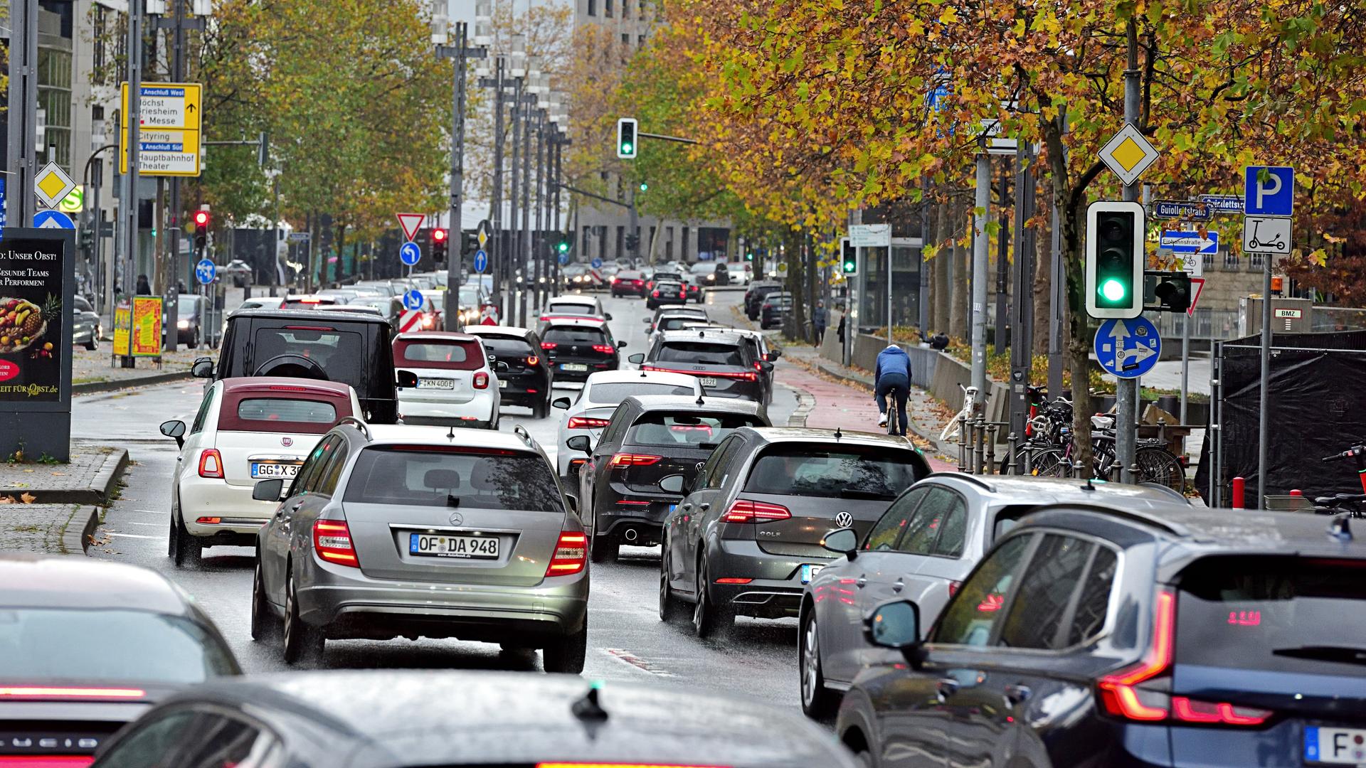 Das Geld reicht bislang nicht für eine Verkehrswende - laut Agora könnte sie über mehr Steuern, eine Ausweitung der Mautsystems, ÖPNV-Gebühren für alle oder eine Nahverkehrsabgabe finanziert werden  