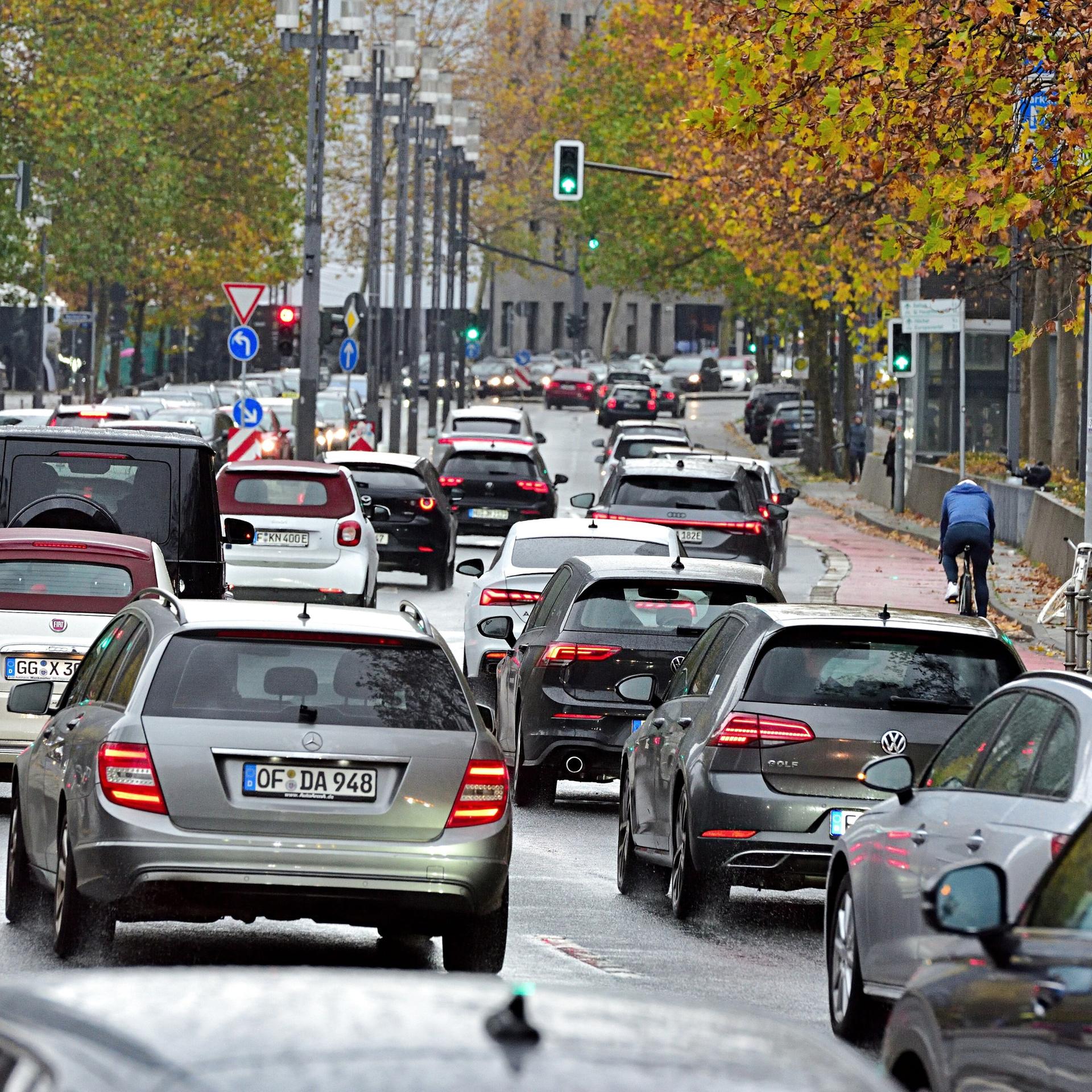 Das Geld reicht bislang nicht für eine Verkehrswende - laut Agora könnte sie über mehr Steuern, eine Ausweitung der Mautsystems, ÖPNV-Gebühren für alle oder eine Nahverkehrsabgabe finanziert werden  