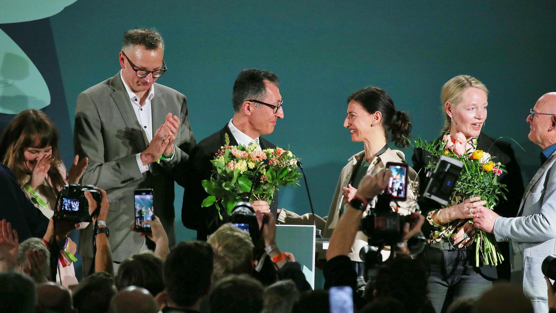 Cem Özdemir spricht auf der Grünen-Wahlparty nach den ersten Prognosen