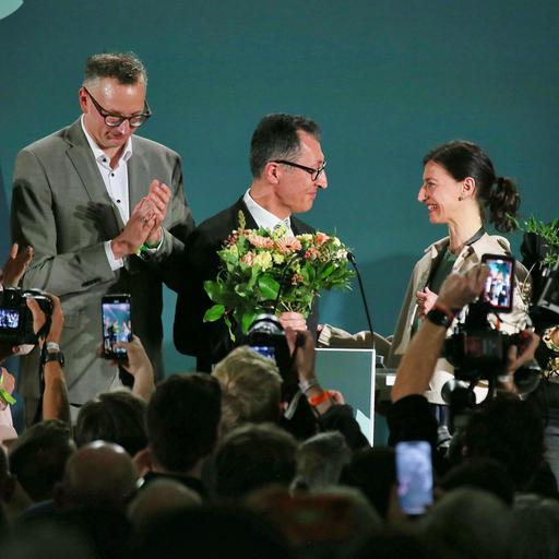 Cem Özdemir spricht auf der Grünen-Wahlparty nach den ersten Prognosen