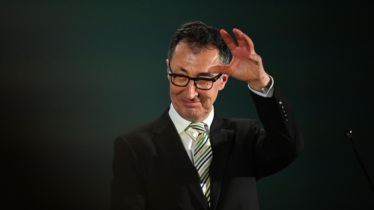 Cem Özdemir von Bündnis 90/Die Grünen und Spitzenkandidat Landtagswahl Baden-Württemberg, macht bei der Wahlparty seiner Partei eine Geste