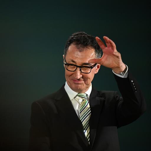 Cem Özdemir von Bündnis 90/Die Grünen und Spitzenkandidat Landtagswahl Baden-Württemberg, macht bei der Wahlparty seiner Partei eine Geste