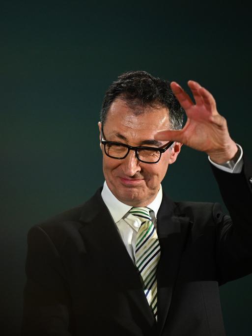 Cem Özdemir von Bündnis 90/Die Grünen und Spitzenkandidat Landtagswahl Baden-Württemberg, macht bei der Wahlparty seiner Partei eine Geste