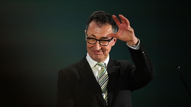 Cem Özdemir von Bündnis 90/Die Grünen und Spitzenkandidat Landtagswahl Baden-Württemberg, macht bei der Wahlparty seiner Partei eine Geste