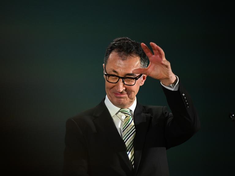 Cem Özdemir von Bündnis 90/Die Grünen und Spitzenkandidat Landtagswahl Baden-Württemberg, macht bei der Wahlparty seiner Partei eine Geste