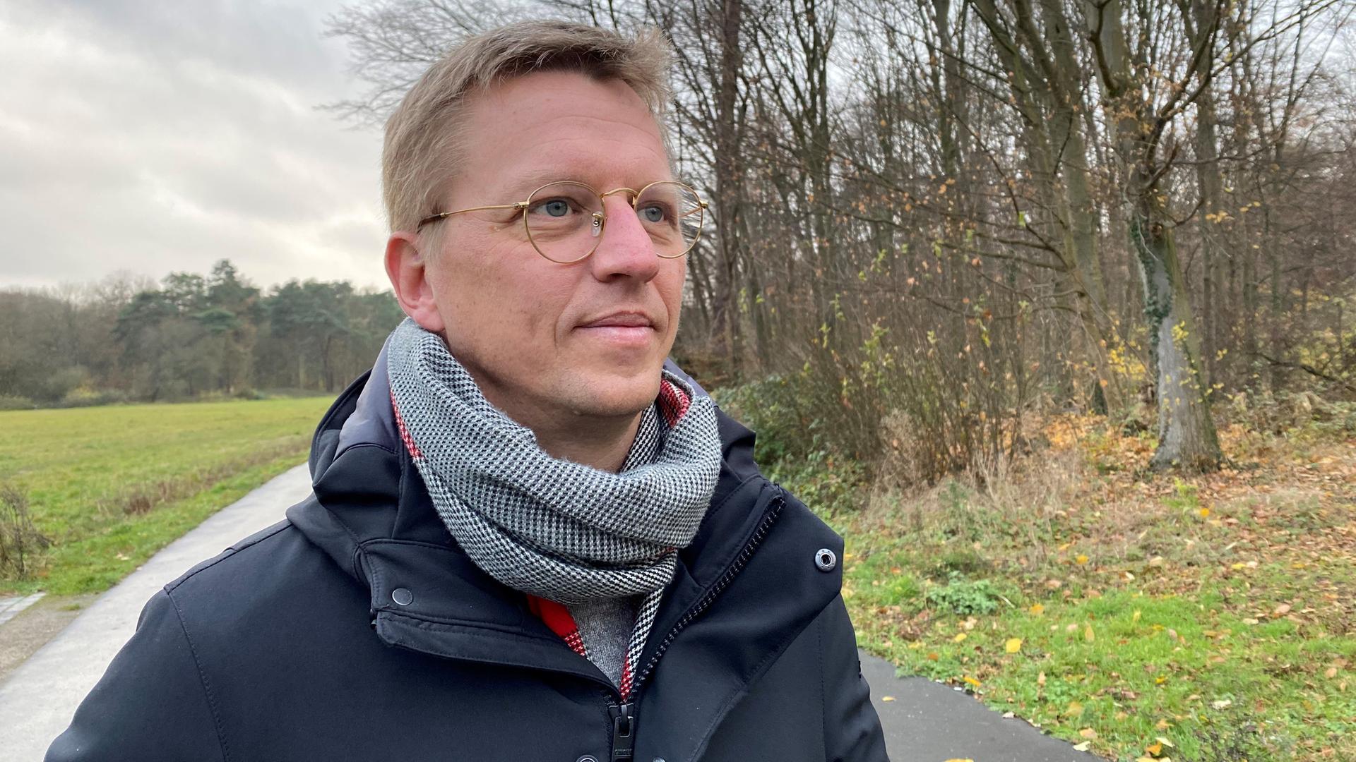 Boris Kaminski steht an einem Waldrand