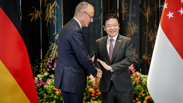 Bundeskanzler Merz (l.) und Singapurs Ministerpräsident Wong geben sich die Hand.