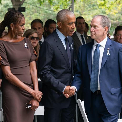 9/11-Gedenken am Ground Zero mit den früheren US-Präsidenten Bill Clinton, Barack Obama und Georg W. Bush sowie der früheren First Lady Michelle Obama. Bush schüttelt Barack Obama die Hand. 