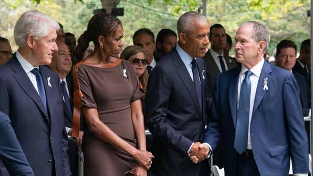 9/11-Gedenken am Ground Zero mit den früheren US-Präsidenten Bill Clinton, Barack Obama und Georg W. Bush sowie der früheren First Lady Michelle Obama. Bush schüttelt Barack Obama die Hand. 