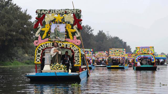 Eine Reliquie des Heiligen Thaddäus wird in einer Glasurne auf einer geschmücktenTrajinera, einem Boot, durch die Kanäle von Xochimilco transportiert.