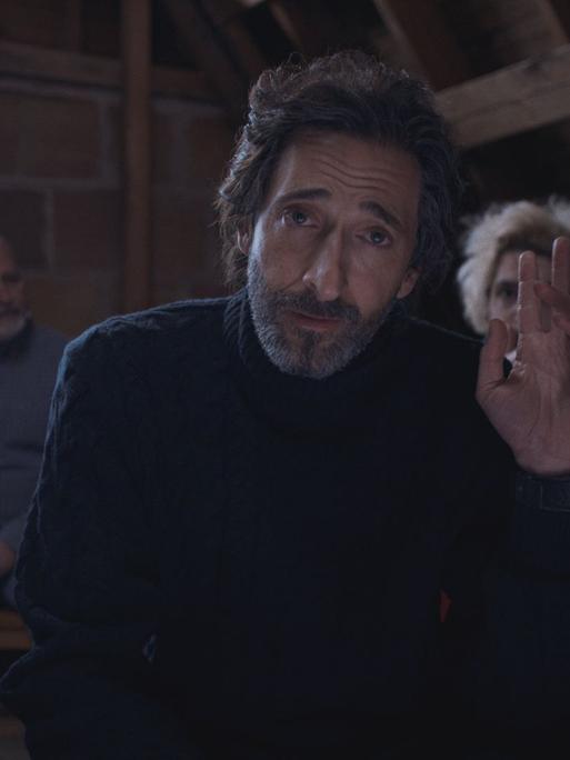 Szene aus dem Film Manodrome von John Trengove zeigt den Sektenführer, gespielt von Adrien Brody