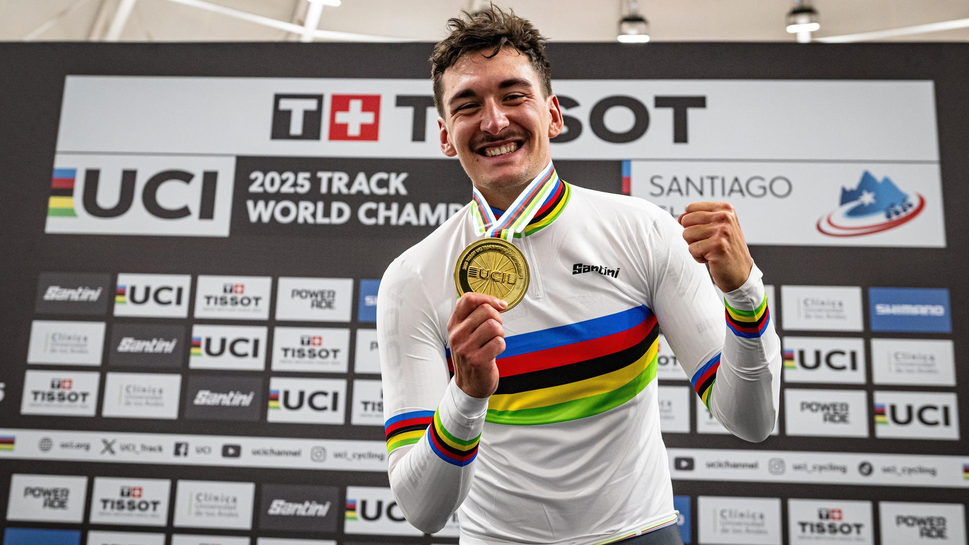 Moritz Augenstein zeigt mit der rechten Hand seine Goldmedaille, die linke ist zur Siegesfaust geballt. Moritz Augenstein zeigt mit der rechten Hand seine Goldmedaille, die linke ist zur Siegesfaust geballt.
