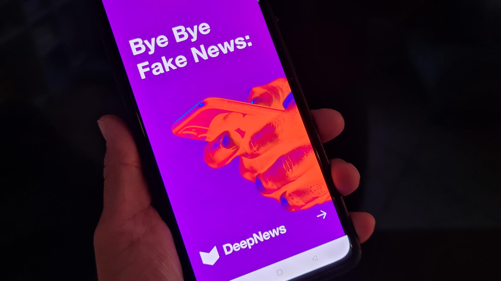 Die App "DeepNews" ist auf einem Smartphonebildschirm zu sehen