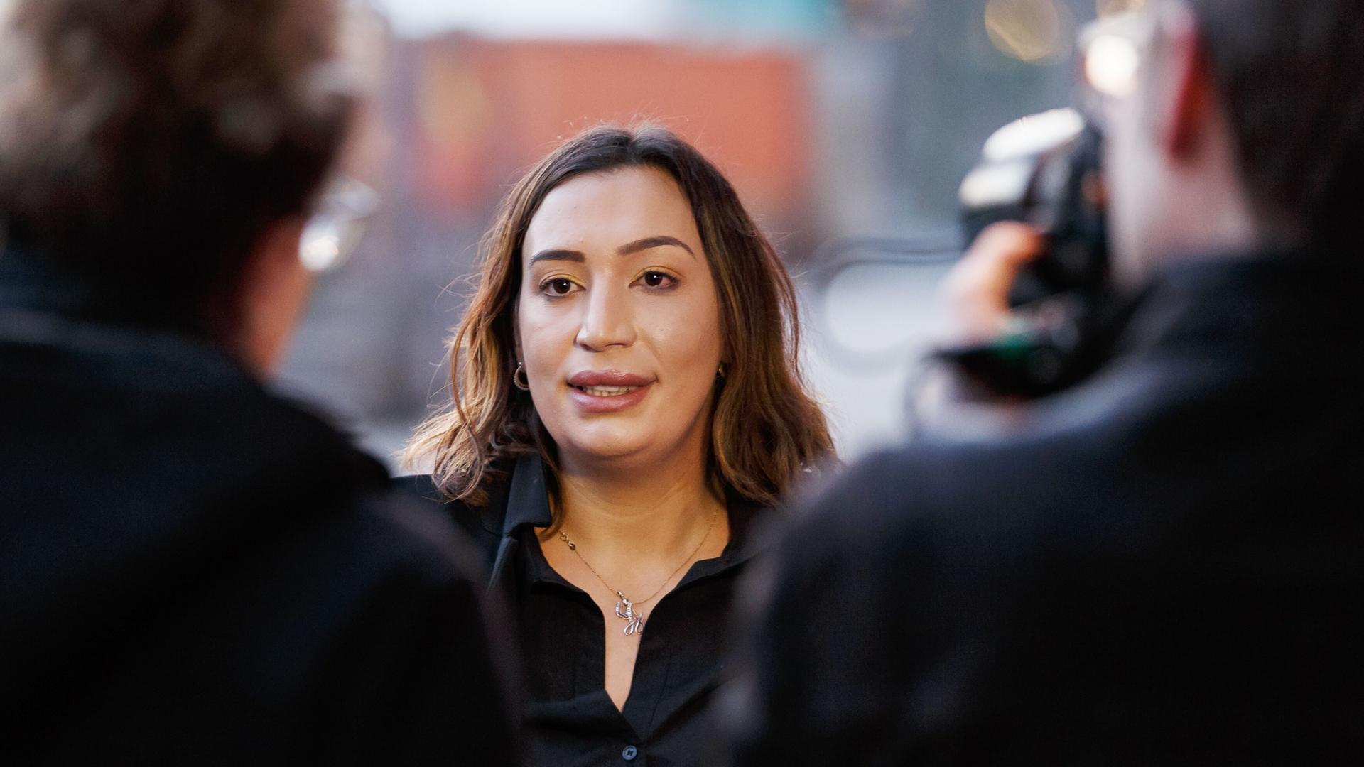 Semiya Şimşek (Tochter des ersten NSU Opfers Enver Şimşek) bei einem Interview vor der Premierenfeier von Mitten in Deutschland: NSU / Die Opfer - Vergesst mich nicht am 16.03.2016 in Koeln, Foto: Joerg Schueler/Eibner-Pressefoto