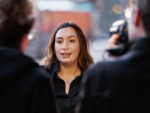 Semiya Şimşek (Tochter des ersten NSU Opfers Enver Şimşek) bei einem Interview vor der Premierenfeier von Mitten in Deutschland: NSU / Die Opfer - Vergesst mich nicht am 16.03.2016 in Koeln, Foto: Joerg Schueler/Eibner-Pressefoto Semiya Şimşek (Tochter des ersten NSU Opfers Enver Şimşek) bei einem Interview vor der Premierenfeier von Mitten in Deutschland: NSU / Die Opfer - Vergesst mich nicht am 16.03.2016 in Koeln, Foto: Joerg Schueler/Eibner-Pressefoto