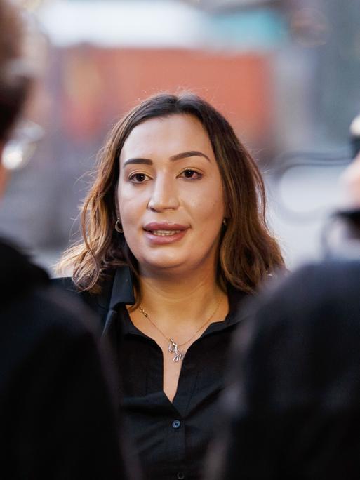 Semiya Şimşek (Tochter des ersten NSU Opfers Enver Şimşek) bei einem Interview vor der Premierenfeier von Mitten in Deutschland: NSU / Die Opfer - Vergesst mich nicht am 16.03.2016 in Koeln, Foto: Joerg Schueler/Eibner-Pressefoto