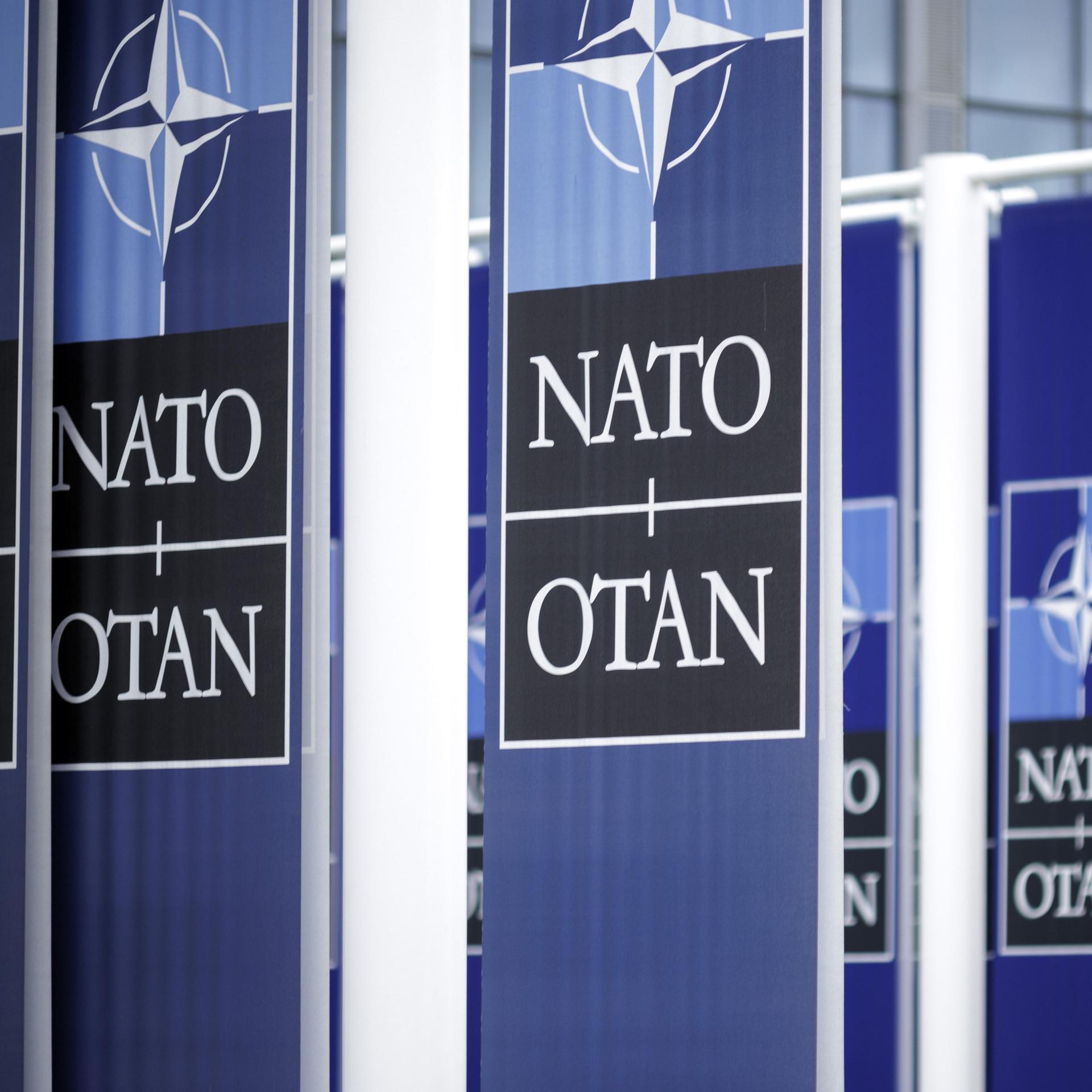 Flaggen mit dem NATO-Logo hängen vor dem NATO-Hauptquartier in Brüssel.