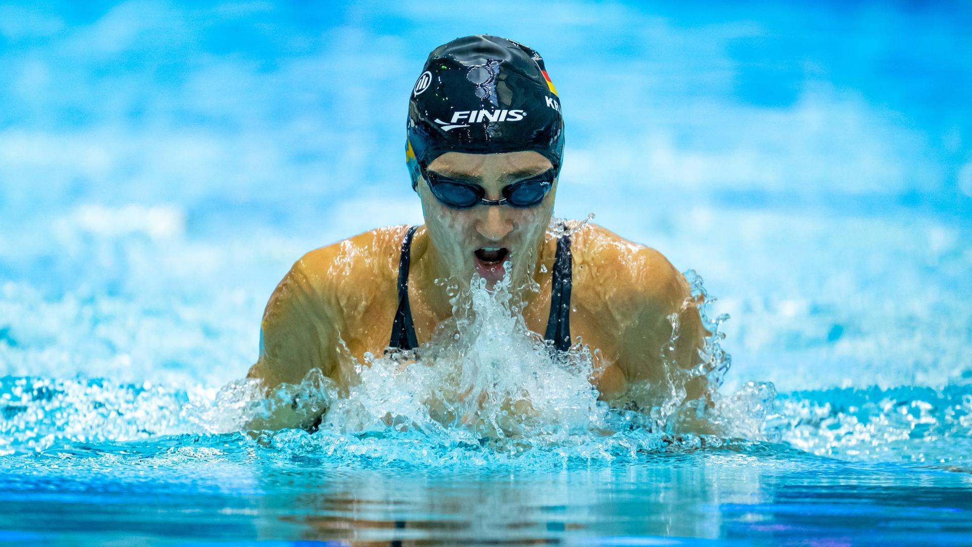 Eine Schwimmerin beim Wettkampf.