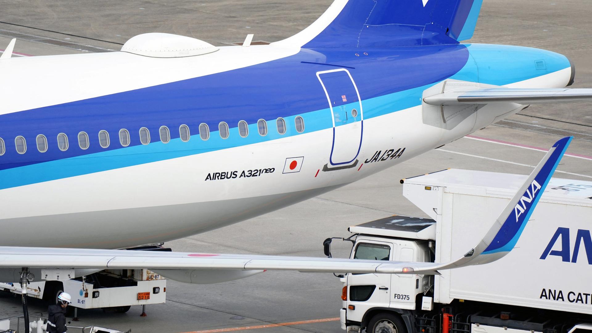 Ein Airbus der japanischen Fluglinie ANA auf dem Flughafen Tokio-Haneda Ein Airbus der japanischen Fluglinie ANA auf dem Flughafen Tokio-Haneda