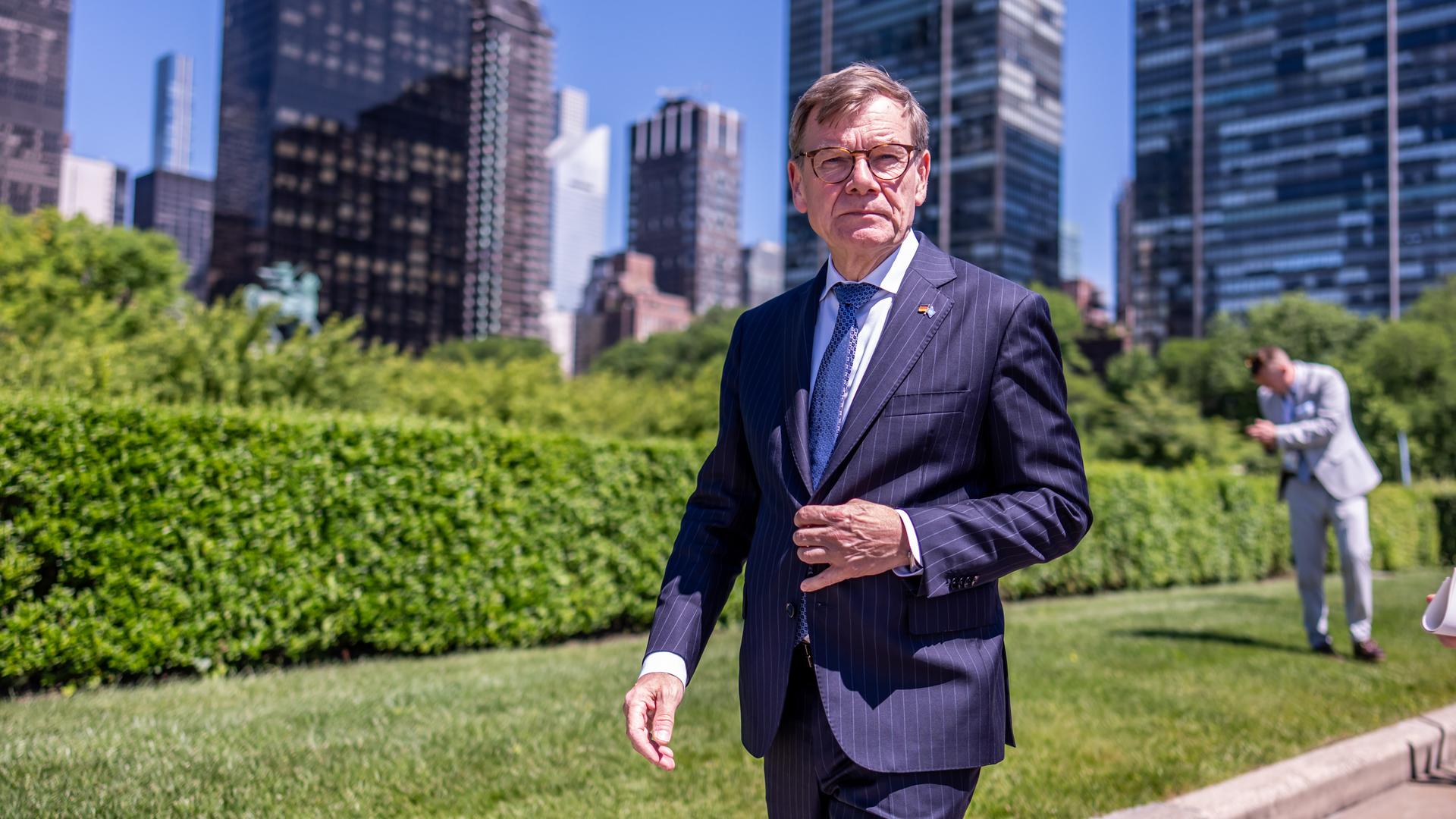 Bundesaußenminister Johann Wadephul (CDU) im dunklen Anzug vor Hochhäusern in New York 
