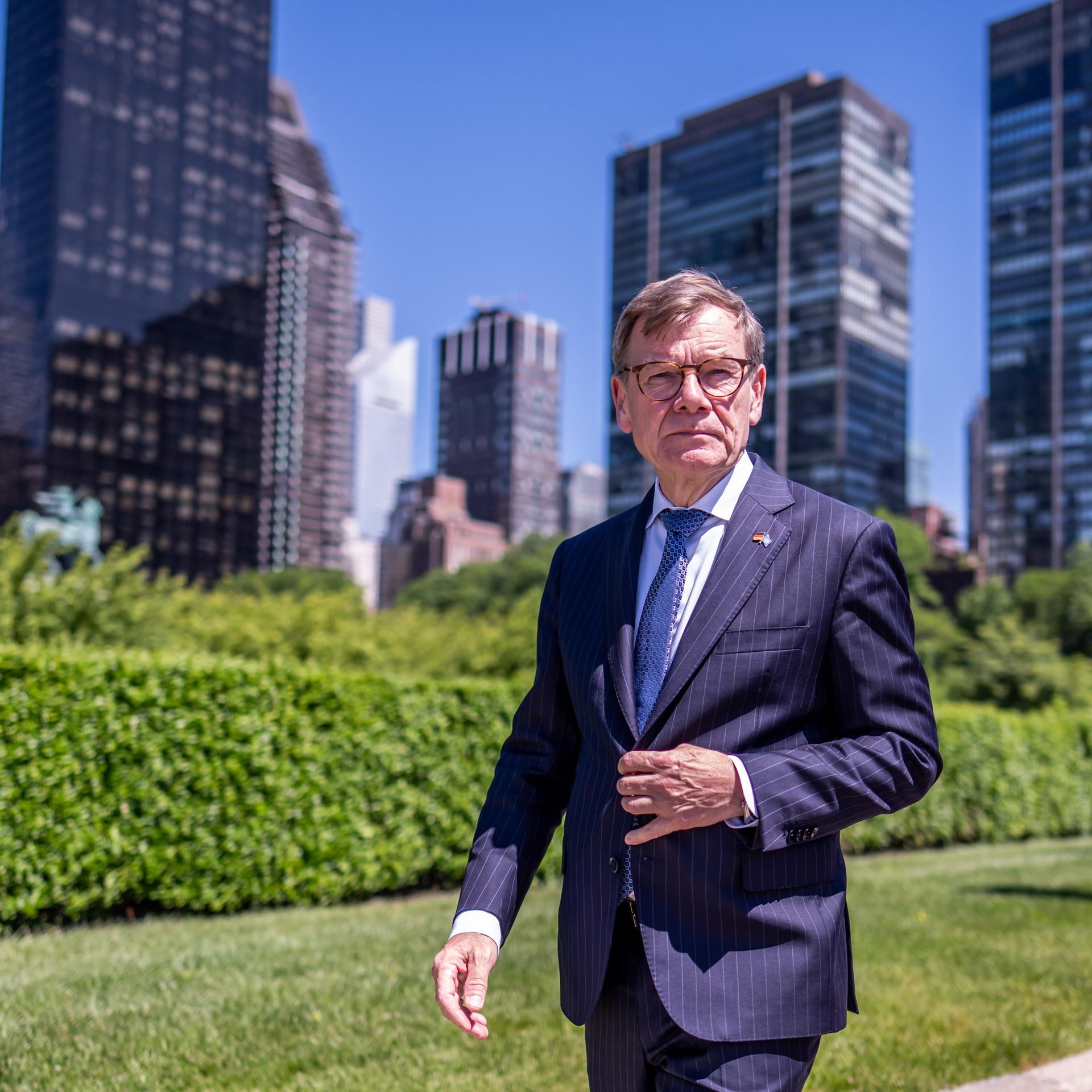 Bundesaußenminister Johann Wadephul (CDU) im dunklen Anzug vor Hochhäusern in New York 