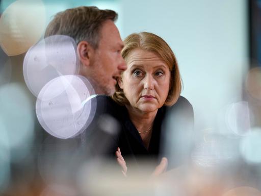 Familienministerin Lisa Paus hört Finanzminister Christian Lindner während eines Gesprächs zu und schaut ihn dabei an.