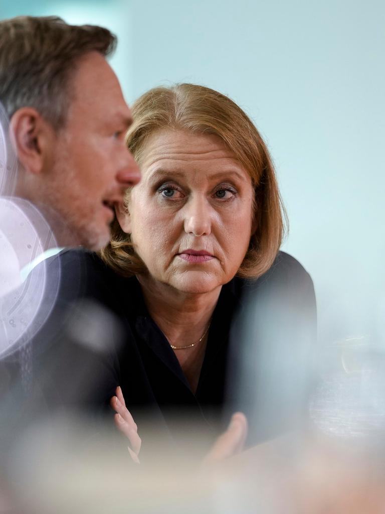 Familienministerin Lisa Paus hört Finanzminister Christian Lindner während eines Gesprächs zu und schaut ihn dabei an.