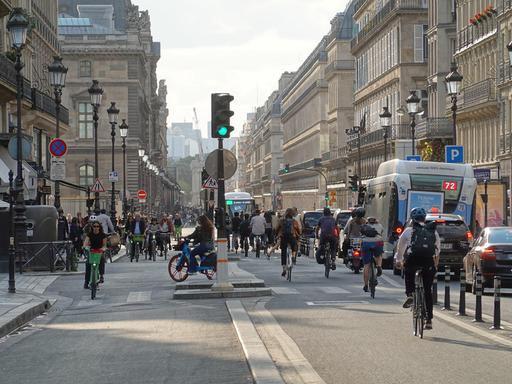 Zahlreiche Fahrradfahrende bewegen sich durch die Rue de Rivoli in Paris. Zahlreiche Fahrradfahrende bewegen sich durch die Rue de Rivoli in Paris.