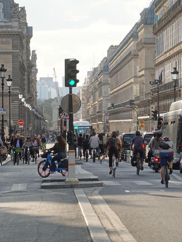 Zahlreiche Fahrradfahrende bewegen sich durch die Rue de Rivoli in Paris. Zahlreiche Fahrradfahrende bewegen sich durch die Rue de Rivoli in Paris.