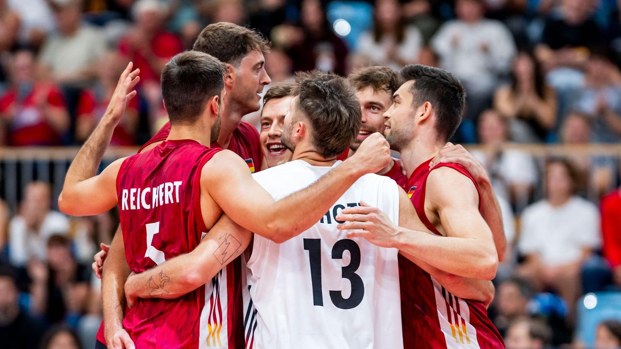 Die deutschen Volleyballer jubeln über einen Punktgewinn.