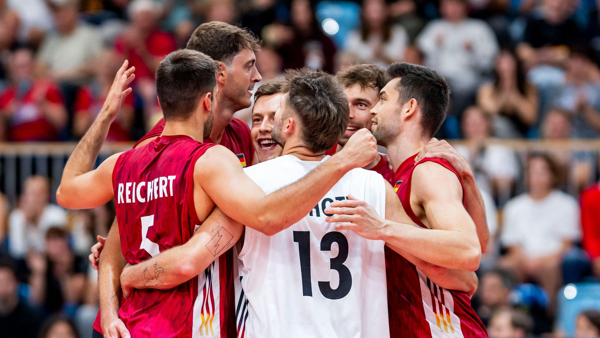 Die deutschen Volleyballer jubeln über einen Punktgewinn. Die deutschen Volleyballer jubeln über einen Punktgewinn.