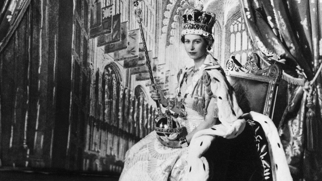 Die britische Königin Elizabeth II. wird am am 2. Juni 1953 in der Westminster Abbey in London gekrönt. Offizielles Porträt nach der Krönung im Thronsaal des Buckingham Palace.