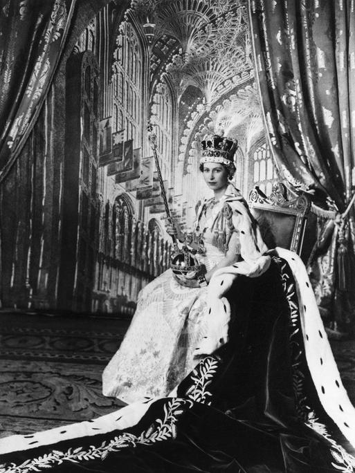 Die britische Königin Elizabeth II. wird am am 2. Juni 1953 in der Westminster Abbey in London gekrönt. Offizielles Porträt nach der Krönung im Thronsaal des Buckingham Palace.