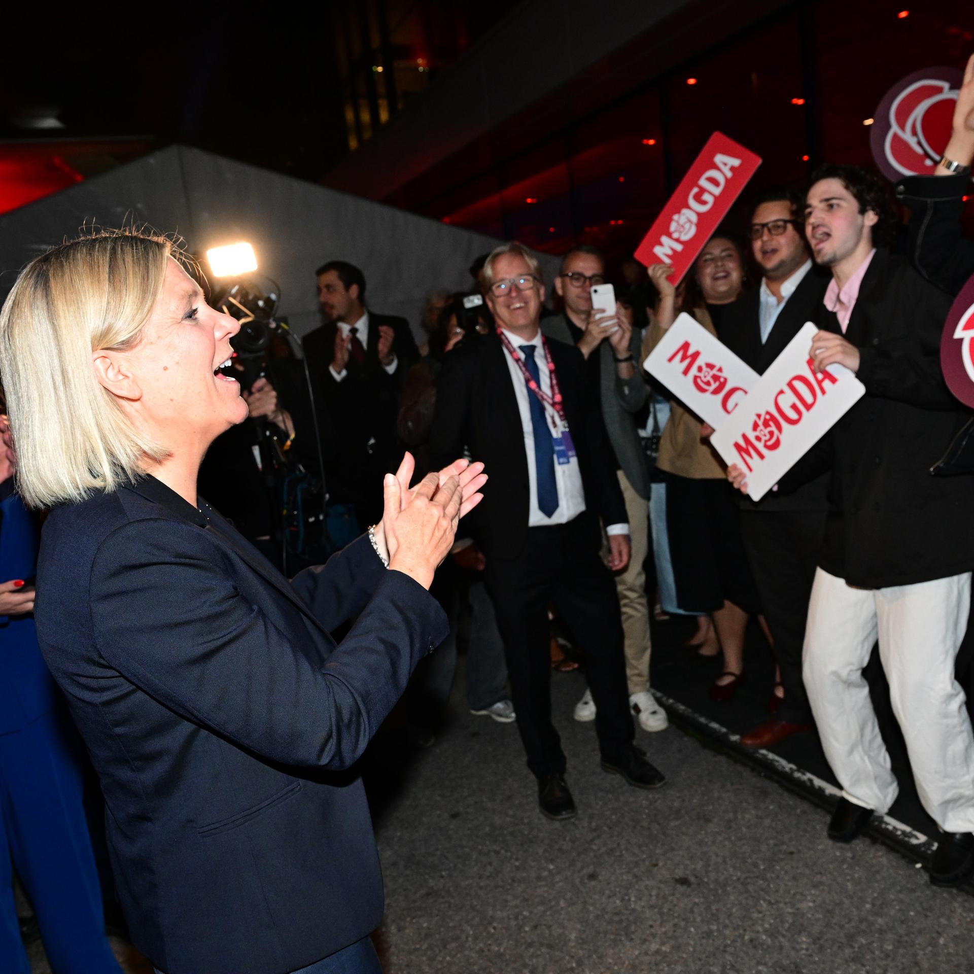 Die Vorsitzende der Sozialdemokraten, Magdalena Andersson, trifft bei der Wahlparty der Sozialdemokraten im Stockholm Waterfront Conference Centre ein.  