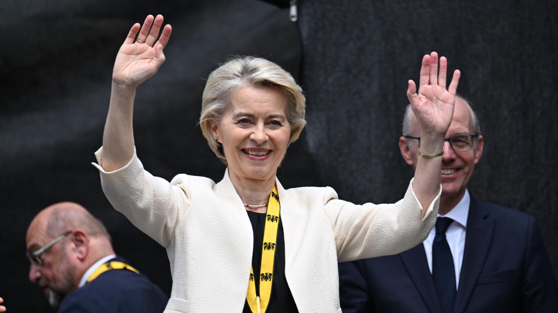 Die Präsidentin von der EU-Kommission heißt Ursula von der Leyen. Sie hat den Internationalen Karlspreis bekommen. Von der Leyen freut sich und winkt. Die Präsidentin von der EU-Kommission heißt Ursula von der Leyen. Sie hat den Internationalen Karlspreis bekommen. Von der Leyen freut sich und winkt.