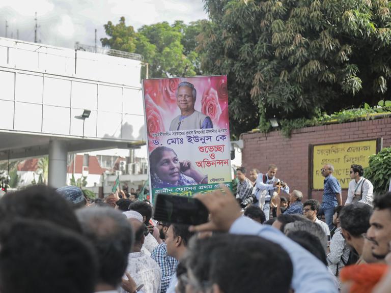 Nach dem Abgang von Premierministerin Sheikh Hasina wurde Nobelpreisträger Dr. Muhammad Yunus von Anhänger mit großen Erwartungen empfangen.