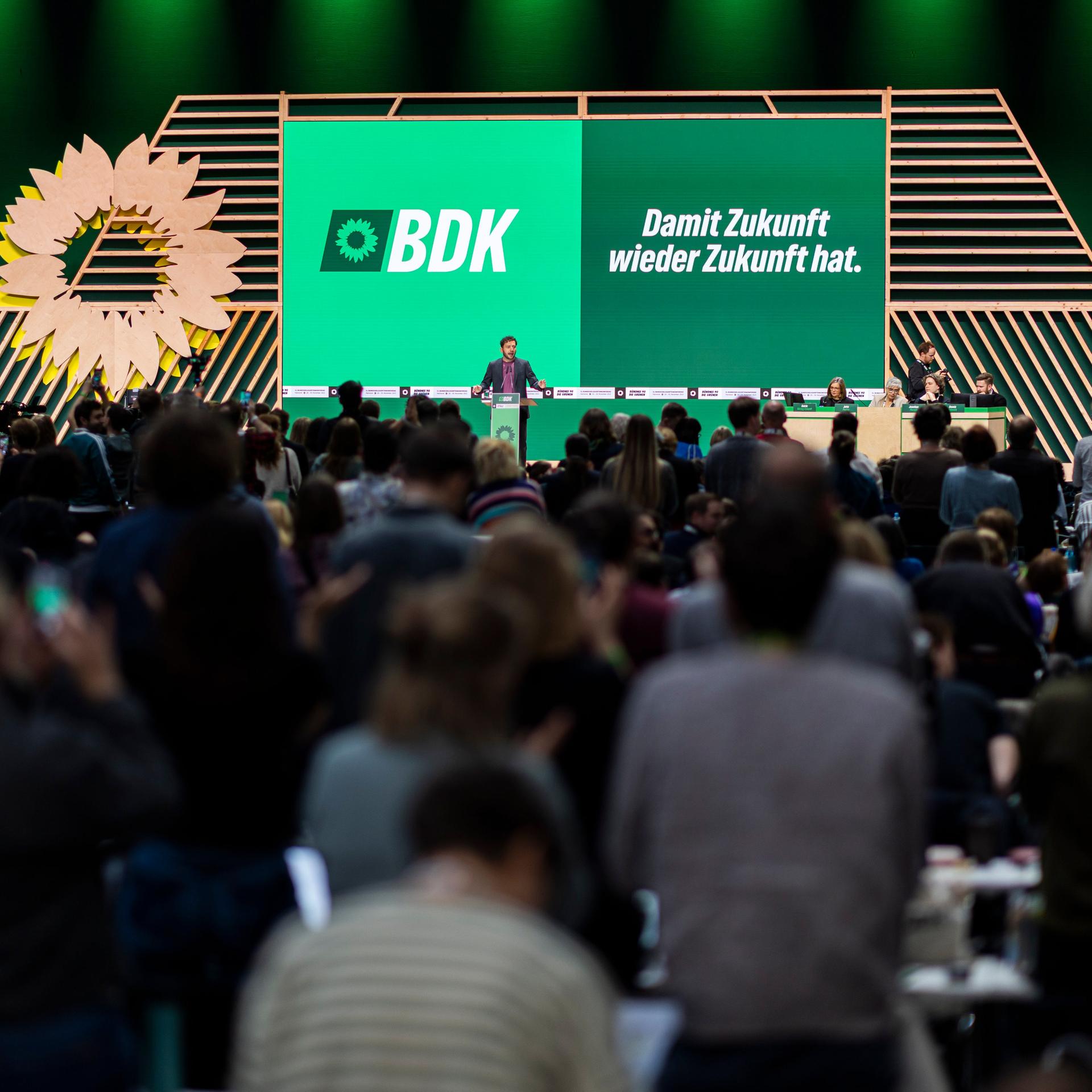 Bundesparteitag in Hannover - Grünen-Chef Banaszak: Wir brauchen Klimaschutz mit sozialem Anspruch