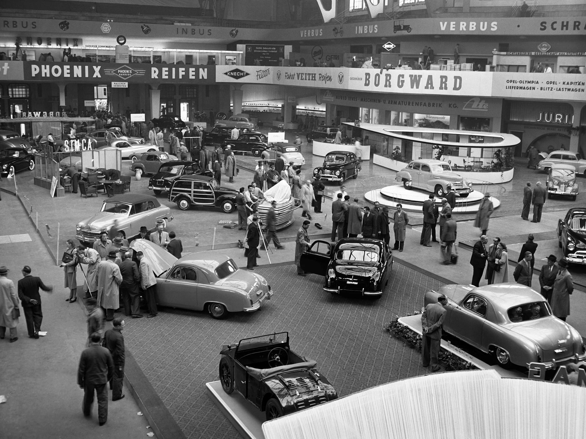 Ein Schwarz.Weiß-Foto zeigt eine Übersicht über die große Ausstellungshalle am 18.04.1951, einen Tag vor der Eröffnung der Internationalen Automobil-Ausstellung (IAA) in Frankfurt am Main.