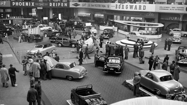 Ein Schwarz.Weiß-Foto zeigt eine Übersicht über die große Ausstellungshalle am 18.04.1951, einen Tag vor der Eröffnung der Internationalen Automobil-Ausstellung (IAA) in Frankfurt am Main.