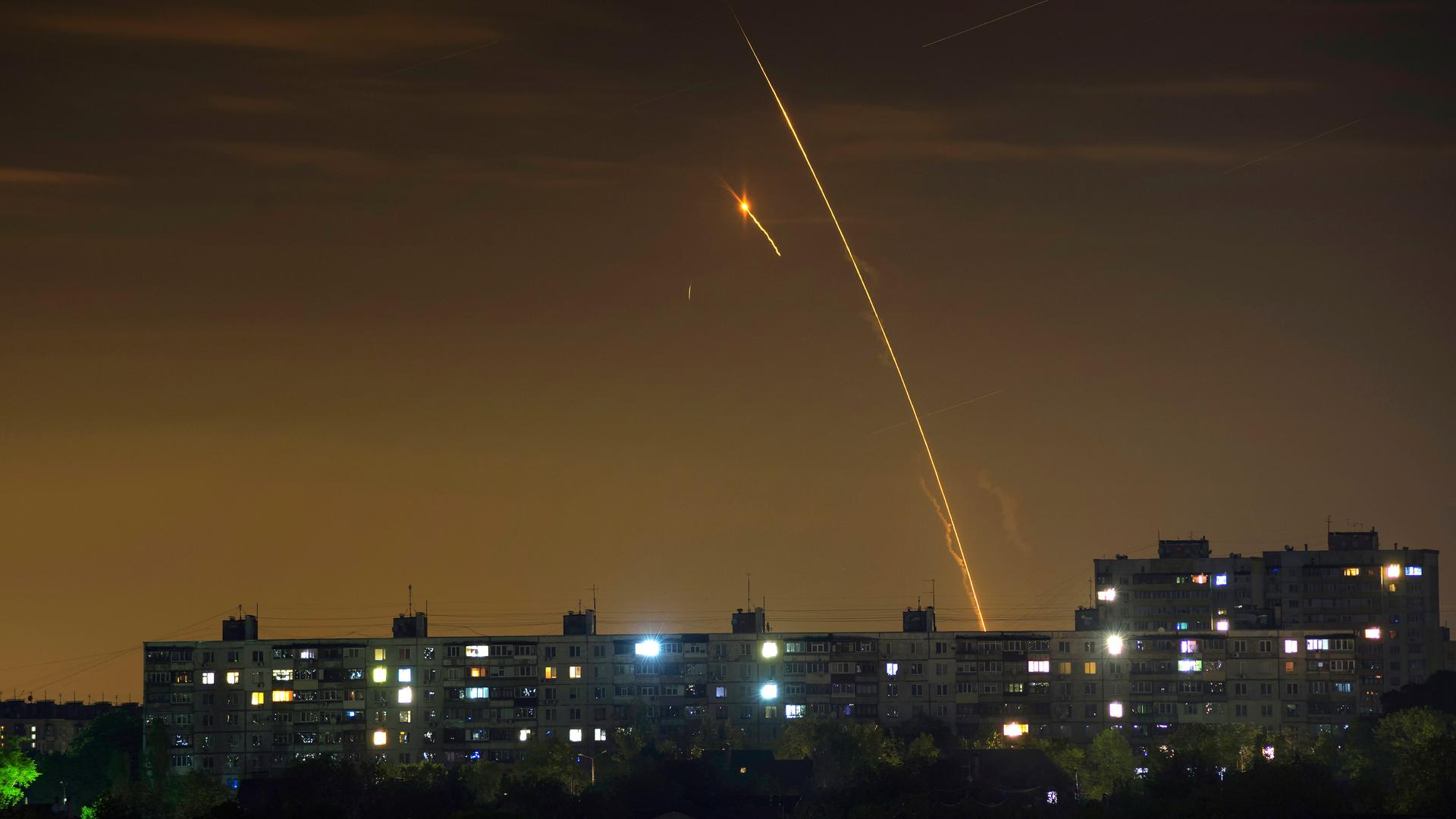 Russische Raketen, die von der russischen Region Belgorod aus auf die Ukraine abgefeuert werden, sind in der Morgendämmerung in Charkiw, Ukraine, zu sehen.