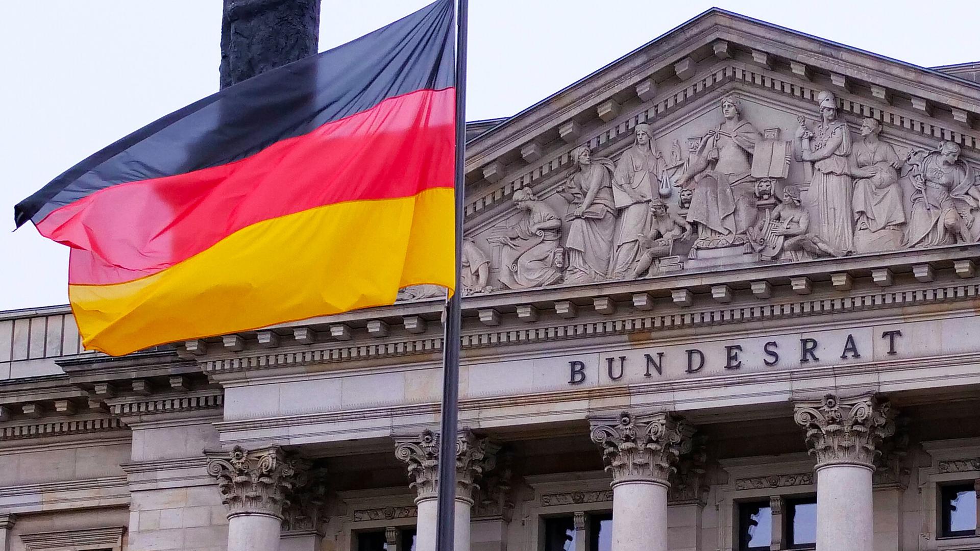 Eine deutsche Fahne weht vor dem Gebäude des Bundesrates.