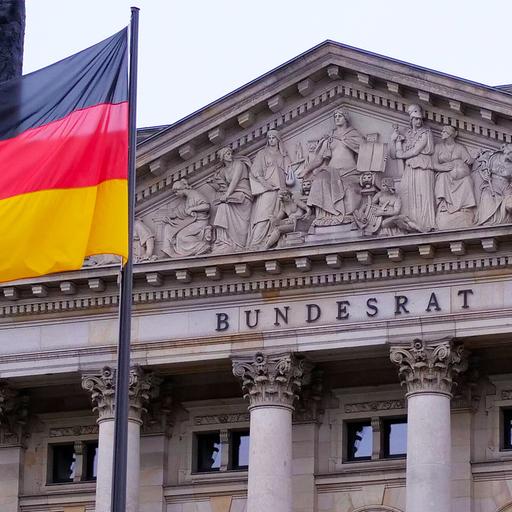 Eine Deutsche Fahne weht vor dem Gebaeude des Bundesrates
