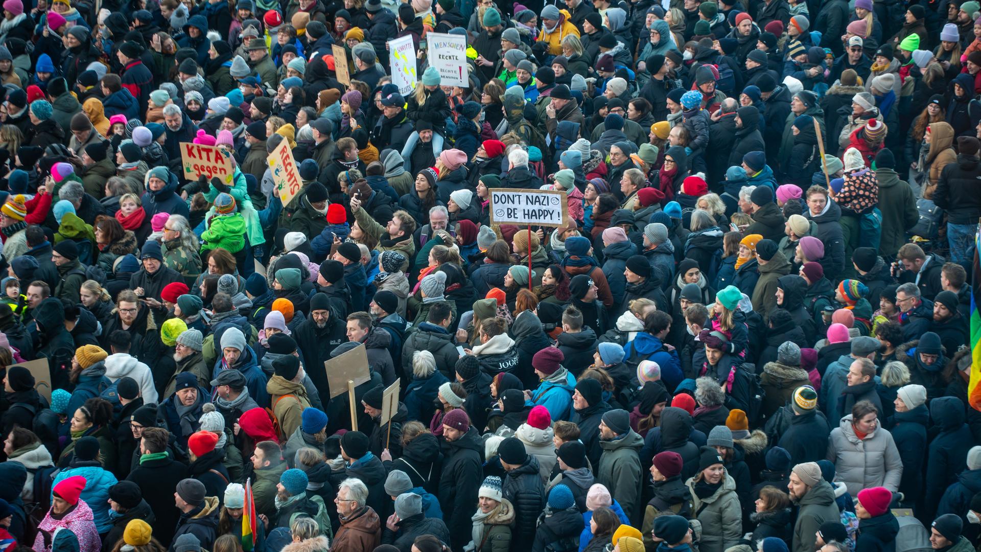 Hamburg Zehntausende Menschen Bei Demo Gegen Rechts Kundgebung Aus Sicherheitsgründen