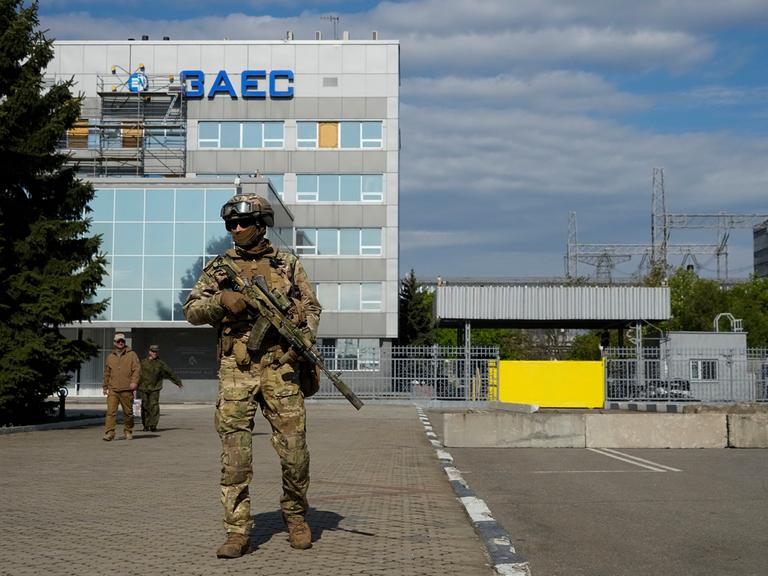 Ein russischer Soldat steht vor dem Gelände des besetzten, ukrainischen Atomkraftwerks Saporischschja