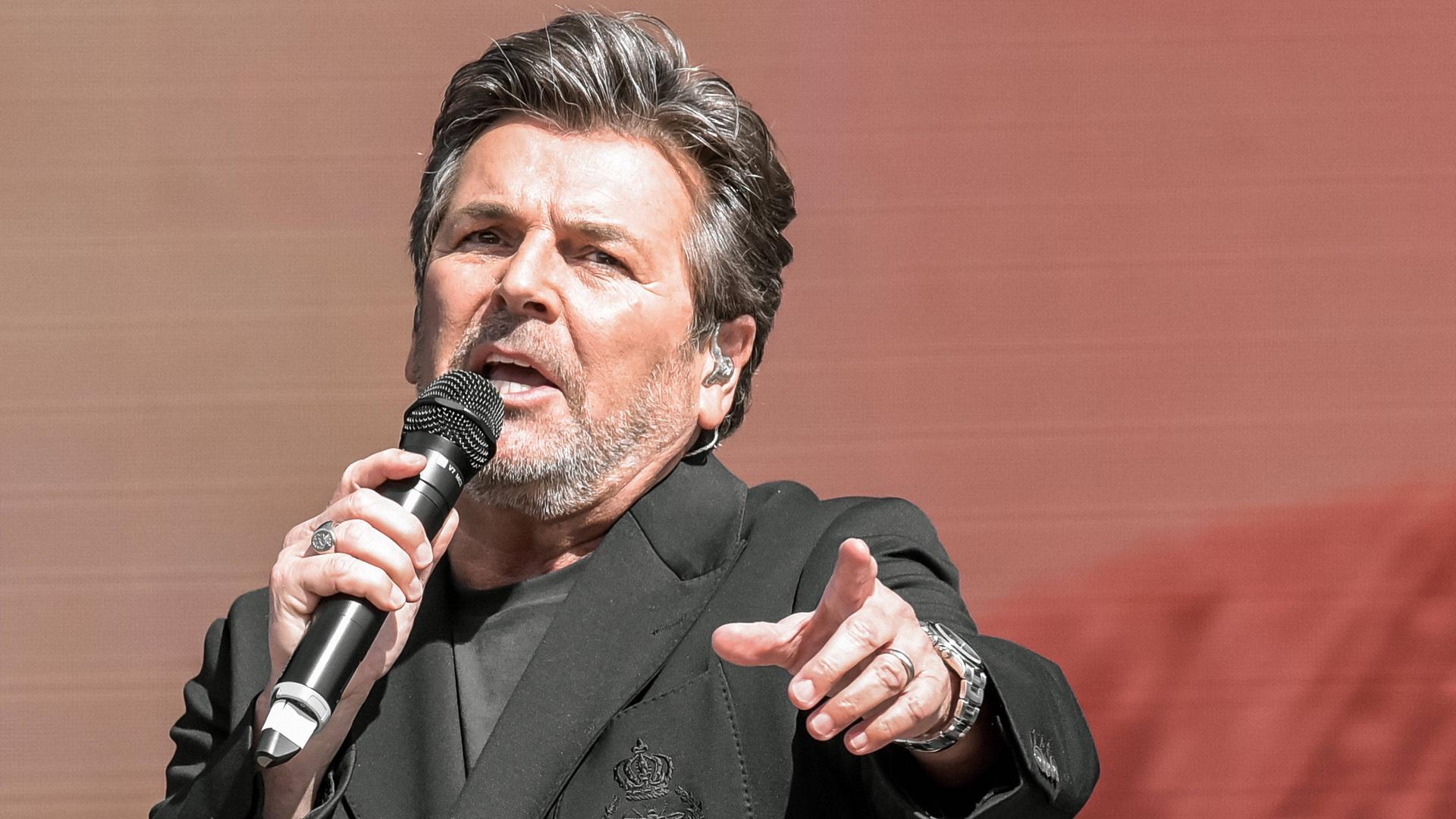 Thomas Anders live auf der Bühne bei der großen Schlagerinsel Sommer-Tour 2022 auf dem Zentralen Festplatz Berlin.