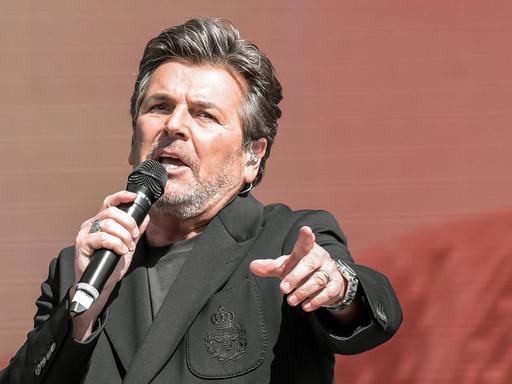 Thomas Anders live auf der Bühne bei der großen Schlagerinsel Sommer-Tour 2022 auf dem Zentralen Festplatz Berlin.